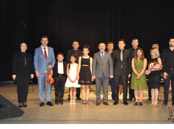 Muralı İlçemizde Doğudan Batıya Müzik Köprüsü Konseri Düzenlendi